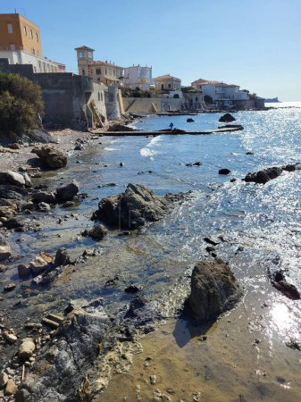 Téléchargez les photos : Ville au bord de la mer. Beau paysage en Italie - en image libre de droit