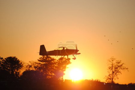Téléchargez les photos : Photo d'un petit avion au départ de l'aéroport de Gaithersburg au coucher du soleil. - en image libre de droit
