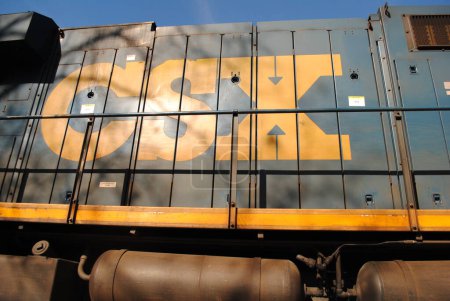 Téléchargez les photos : Un train poubelle CSX traversant la gare de Washington Grove à Gaithersburg MD. - en image libre de droit