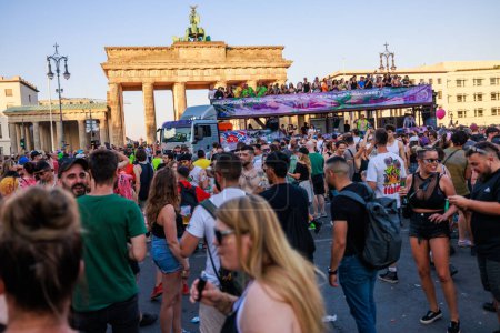 Foto de Berlín, Berlín / Alemania - 08.2023 julio: Desfile de Rave the Planet en Berlín. Rave the Planet es un festival de música electrónica de baile y tecnodesfile. - Imagen libre de derechos