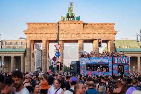 Foto de Berlín, Berlín / Alemania - 08.2023 julio: Desfile de Rave the Planet en Berlín. Rave the Planet es un festival de música electrónica de baile y tecnodesfile. - Imagen libre de derechos