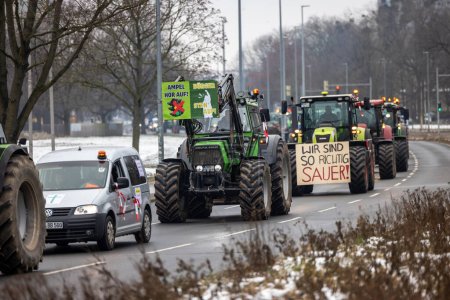 Foto de Hannover, Baja Sajonia, Alemania - 11 de enero de 2024: Protestas campesinas en Baja Sajonia en una gran manifestación en Hannover. Hay manifestaciones contra el desmantelamiento de las subvenciones agrícolas. - Imagen libre de derechos