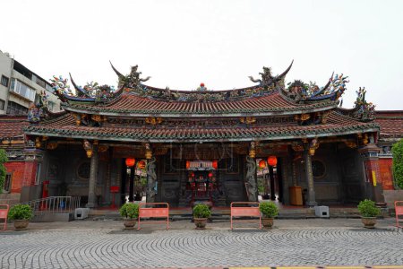 Foto de El Templo Da Longdong Baoan terminado en 1831 dedicado a Bao Sheng Da Di en Taipei Taiwán - Imagen libre de derechos
