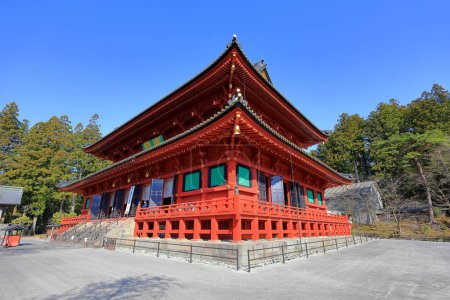 Téléchargez les photos : Temple Nikkozan Rinnoji (complexe bouddhiste avec un couloir en bois renommé) à Nikko, Japon - en image libre de droit