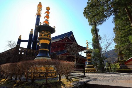 Téléchargez les photos : Temple Toshogu (sanctuaire du XVIIe siècle honorant le premier shogun et comportant des bâtiments colorés) à Nikko, Japon. - en image libre de droit