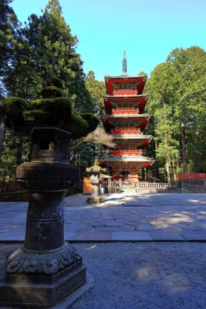 Foto de Santuario Toshogu (santuario del siglo XVII en honor al primer shogun y con edificios coloridos) en Nikko, Japón. - Imagen libre de derechos