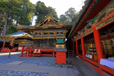 Téléchargez les photos : Temple Toshogu (sanctuaire du XVIIe siècle honorant le premier shogun et comportant des bâtiments colorés) à Nikko, Japon. - en image libre de droit
