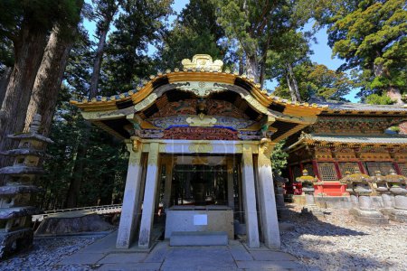 Foto de Santuario Toshogu (santuario del siglo XVII en honor al primer shogun y con edificios coloridos) en Nikko, Japón. - Imagen libre de derechos