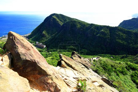 Téléchargez les photos : Vue sur la montagne de Jinguashi et la région de Jiufen une destination touristique populaire à Taipei Taiwan - en image libre de droit