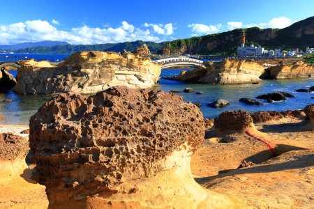 Téléchargez les photos : Formation de roches naturelles au géoparc de Yehliu, l'une des merveilles les plus célèbres de Wanli, New Taipei City, Taiwan. - en image libre de droit