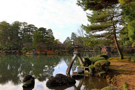 Foto de Kenroku-en ubicado en Kanazawa, Ishikawa, Japón, uno de los Tres Grandes Jardines de Japón
. - Imagen libre de derechos