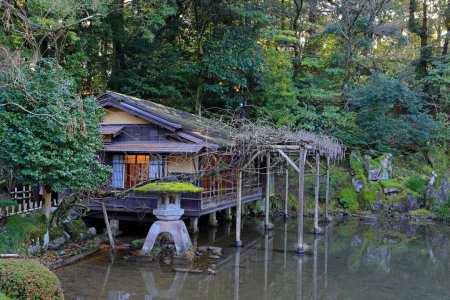 Foto de Kenroku-en ubicado en Kanazawa, Ishikawa, Japón, uno de los Tres Grandes Jardines de Japón
. - Imagen libre de derechos
