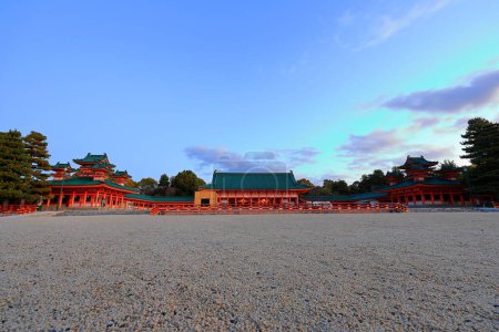Téléchargez les photos : Sanctuaire Heian, sanctuaire shinto et jardins paysagers à Okazaki Nishitennocho, quartier Sakyo, Kyoto, Japon - en image libre de droit
