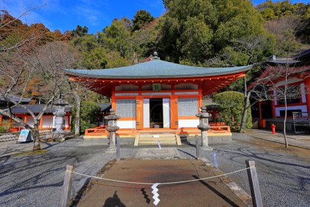 Téléchargez les photos : Temple Kurama-dera, temple bouddhiste historique à Kuramahonmachi, quartier Sakyo, Kyoto, Japon - en image libre de droit