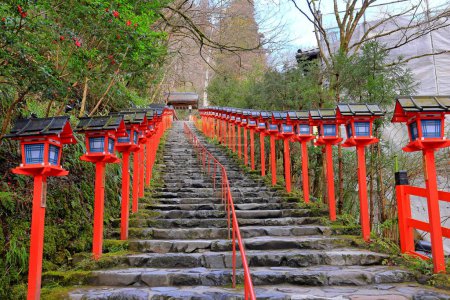 Téléchargez les photos : Sanctuaire Kifune, un sanctuaire shintoïste avec un sentier bordé de lanternes à Kuramakibunecho, quartier Sakyo, Kyoto, Japon - en image libre de droit
