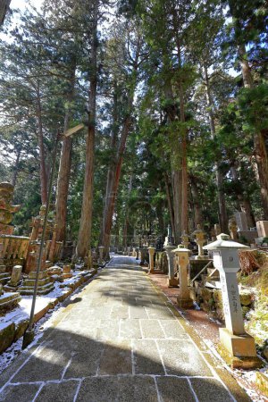 Téléchargez les photos : Cimetière Okunoin de Kongobu-ji Okuno-in à Koyasan, Koya, district d'Ito, Wakayama, Japon - en image libre de droit