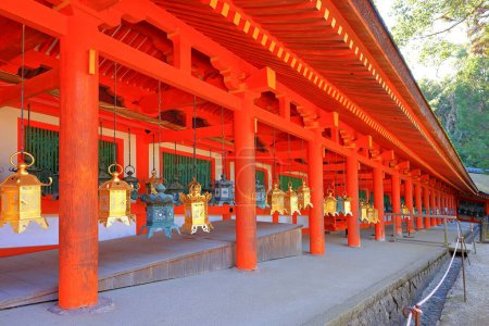 Téléchargez les photos : Kasuga Taisha, un sanctuaire shintoïste avec une belle lanterne à Kasuganocho, Nara, Japon - en image libre de droit