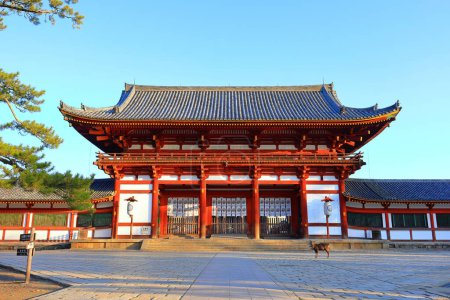 Téléchargez les photos : Todai-ji, un temple bouddhiste avec l'une des plus grandes statues de Bouddha en bronze du Japon à Zoshicho, Nara, Japon - en image libre de droit