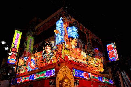 Foto de Vista nocturna con letreros de neón y carteles luminosos en Tsutenkaku, Ebisuhigashi, Naniwa Ward, Osaka, Japón - Imagen libre de derechos