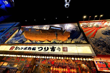 Foto de Vista nocturna con letreros de neón y carteles luminosos en Tsutenkaku, Ebisuhigashi, Naniwa Ward, Osaka, Japón - Imagen libre de derechos