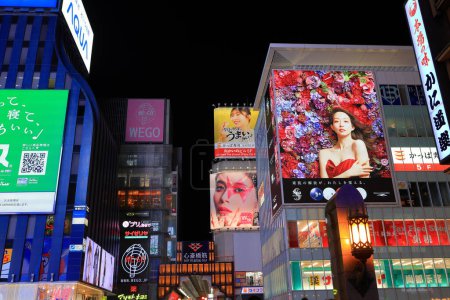 Foto de Vista nocturna con letreros de neón y carteles luminosos en Shinsaibashi, Chuo Ward, Osaka, Japón - Imagen libre de derechos