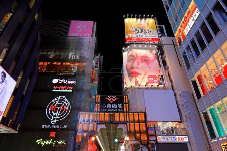 Foto de Vista nocturna con letreros de neón y carteles luminosos en Shinsaibashi, Chuo Ward, Osaka, Japón - Imagen libre de derechos