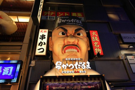 Foto de Vista nocturna con letreros de neón y carteles luminosos en Dotonbori, Chuo Ward, Osaka, Japón - Imagen libre de derechos