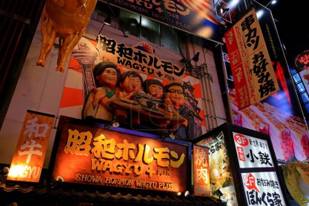 Foto de Vista nocturna con letreros de neón y carteles luminosos en Dotonbori, Chuo Ward, Osaka, Japón - Imagen libre de derechos