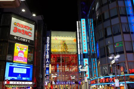 Foto de Vista nocturna con carteles de neón y vallas publicitarias iluminadas en el centro de Tokio, Japón - Imagen libre de derechos