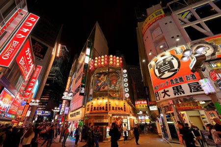 Foto de Vista nocturna con carteles de neón y vallas publicitarias iluminadas en el centro de Tokio, Japón - Imagen libre de derechos