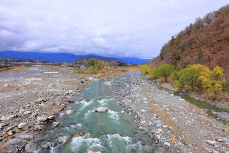 Bereich der Kamanashigawa-Brücke bei Nagasakacho Hino, Hokuto, Yamanashi, Japan