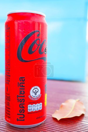 Foto de 19 de mayo de 2023 Lamphun, Tailandia. Productos de Coque o Coca Cola. Las latas sin azúcar se pueden reciclar. - Imagen libre de derechos