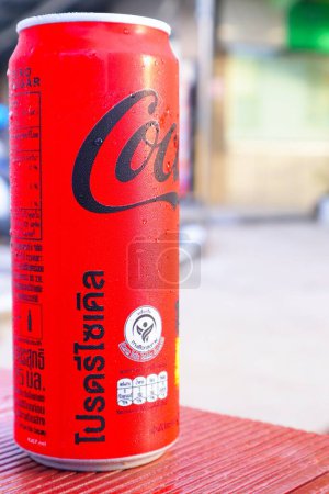 Foto de 19 de mayo de 2023 Lamphun, Tailandia. Productos de Coque o Coca Cola. Las latas sin azúcar se pueden reciclar. - Imagen libre de derechos