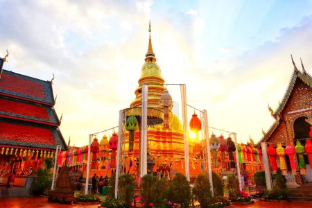 Foto de 28 dic. 2022, Lamphun, Tailandia, hermosas linternas decoradas en estilo Lanna en Wat Phra That Hariphunchai Woramahaviharn. - Imagen libre de derechos