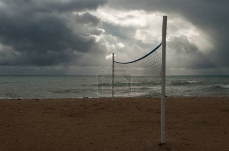 Téléchargez les photos : Filet de volley-ball sur une plage un jour de pluie - en image libre de droit