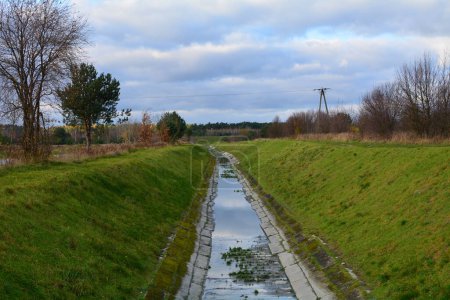 Téléchargez les photos : Drainage ditch, water canal - en image libre de droit
