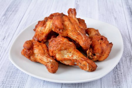 Téléchargez les photos : Chicken wings baked on a plate - en image libre de droit