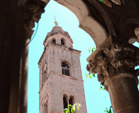 Foto de Dubrovnik Old Town, Croacia - 11 MAYO 2022: Campanario de la Iglesia del Monasterio Dominicano - Imagen libre de derechos