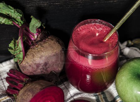 Foto de Vaso de remolacha y zumo de manzana verde, mezcla fresca de bebidas saludables exprimidas de frutas y verduras - Imagen libre de derechos