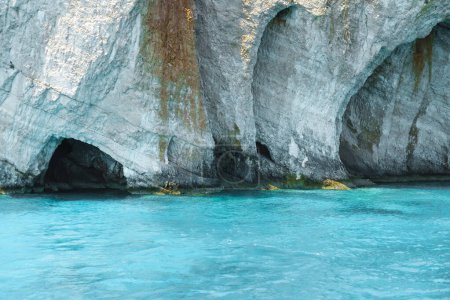 Foto de Increíble impresionante vista al mar de la costa rocosa de la isla griega Zakynthos cuevas azules - Imagen libre de derechos
