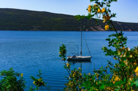 Foto de Yate de vela en el anclaje en la hermosa bahía de Montenegro - Imagen libre de derechos