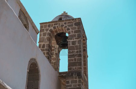 Foto de Campanario iglesia vista sobre fondo cielo azul, construcción de piedra blanca, isla griega Milos lugar de atracción - Imagen libre de derechos