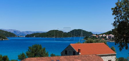 Foto de Impresionante naturaleza de Croacia, Mljet anclaje en el parque nacional, paisaje con el mar, montañas, bosque, catamarán de vela en la parada de ancla - Imagen libre de derechos