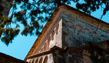 Foto de Arquitectura antigua del edificio de piedra, bajo el techo de cerca, arcos y escaleras, iglesia histórica medieval o monasterio - Imagen libre de derechos