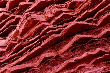 Foto de Capas rocosas geológicas, brillante textura de piedra natural fondo magenta color - Imagen libre de derechos