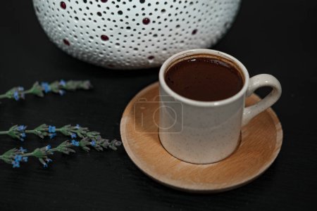 Foto de Café turco estilo otomano en porcelana orgánica y taza de madera, flores de lavanda, decoración de velas de té tradicional natural - Imagen libre de derechos