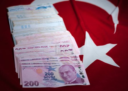 Foto de Turquía 05 de julio de 2023: liras turcas en bandera roja nacional, pila de billetes de papel moneda, 200 y 100 billetes de valor nominal - Imagen libre de derechos