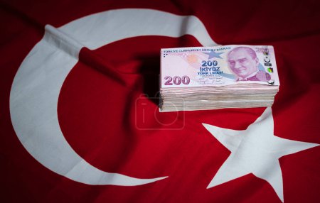 Foto de Turquía 05 de julio de 2023: liras turcas en bandera roja nacional, pila de billetes de papel moneda, 200 y 100 billetes de valor nominal - Imagen libre de derechos