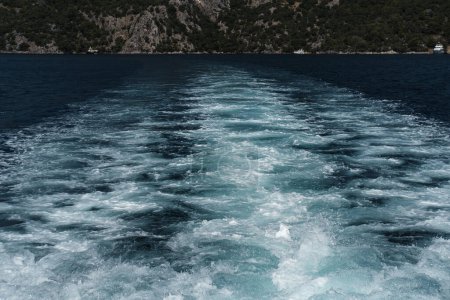 Foto de Pista, agua muerta en la parte posterior del barco rápido o yate de motor, cubierta teack, olas de agua, espuma de mar blanco - Imagen libre de derechos
