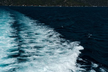 Foto de Espuma del océano del mar del agua blanca como wtaer muerto o pista después del barco, barco rápido, yate de motor, barco - Imagen libre de derechos